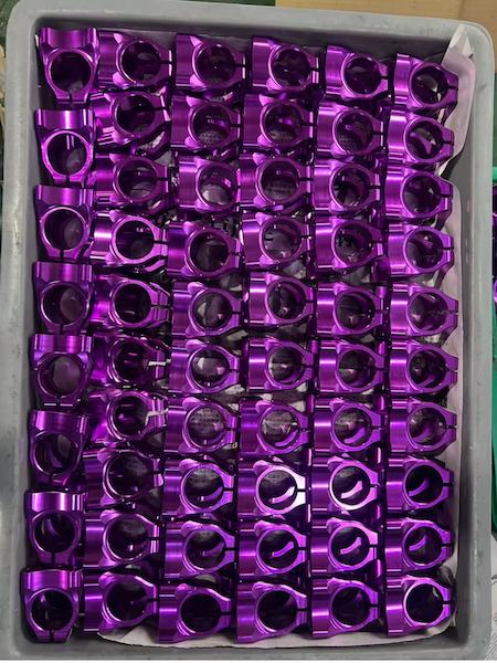 Lavorazione CNC in alluminio anodizzato viola
