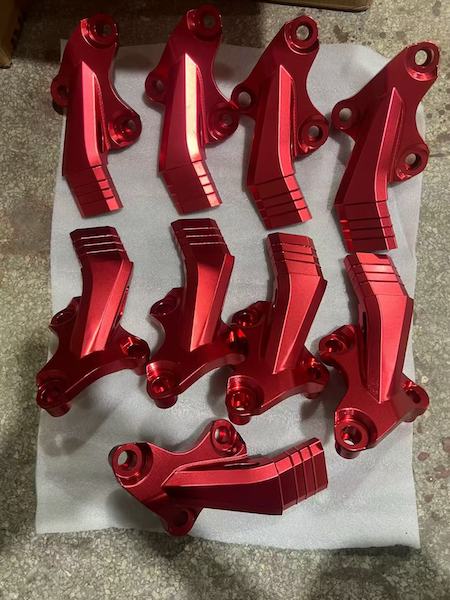 Lavorazione CNC in alluminio anodizzato rosso