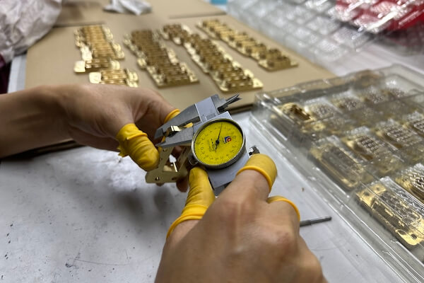 Paquímetros medem peças de latão